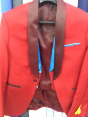 veste sur-mesure rouge avec col rond bordeaux